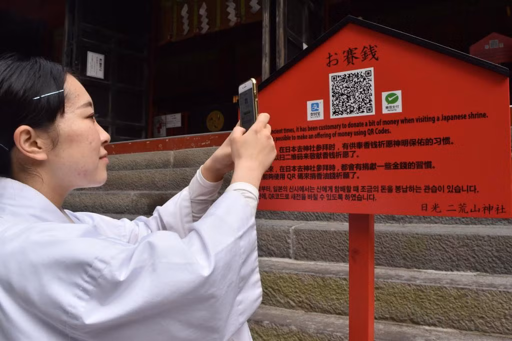 Các đền thờ Thần đạo và chùa Phật giáo của Nhật Bản đang ngày càng phát triển không dùng tiền mặt khi thực hiện công đức.