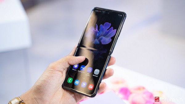 Theo PhoneArena, Samsung cũng từng khuyến cáo người dùng không nên bấm quá mạnh vào màn hình dù đã có lớp kính siêu mỏng bảo vệ, bởi tấm kính có chắc chắn đến mấy cũng khó mà chịu được những tác động quá lớn. Ảnh: cellphones