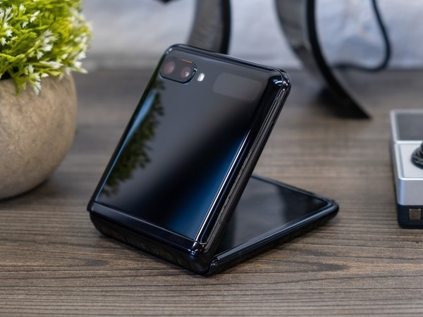 Một ngày sau khi sự cố xảy ra, Samsung đã đổi chiếc Galaxy Z Flip mới 100% cho Amir, tuy nhiên chưa cho biết nguyên nhân vì sao. Phản ứng nhanh chóng của Samsung khiến nhiều người bất ngờ, đặc biệt là khi Galaxy Z Flip có giá bán không hề rẻ. Ảnh: androidcentral