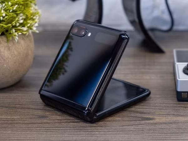 Một ngày sau khi sự cố xảy ra, Samsung đã đổi chiếc Galaxy Z Flip mới 100% cho Amir, tuy nhiên chưa cho biết nguyên nhân vì sao. Phản ứng nhanh chóng của Samsung khiến nhiều người bất ngờ, đặc biệt là khi Galaxy Z Flip có giá bán không hề rẻ. Ảnh: androidcentral