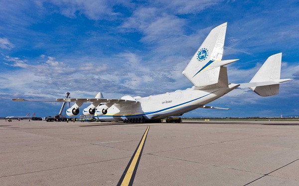 An-225 Mriya chở 400 tấn thiết bị y tế, bao gồm 7 triệu khẩu trang y tế cùng hàng nghìn mặt nạ, đồ bảo hộ cá nhân và bộ xét nghiệm.