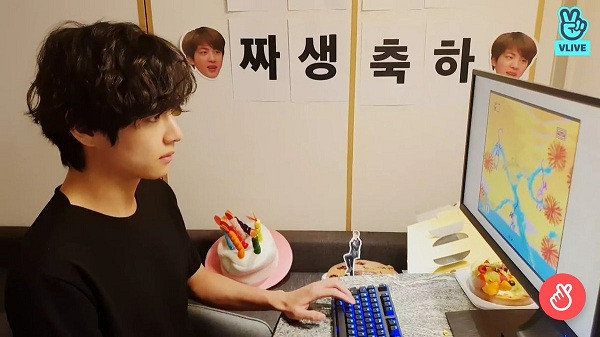 Mới đây V Taehyung đã chứng minh được sức ảnh hưởng khủng khiếp của mình khi khiến một tựa game lọt top trending, tăng đột biến lượt tìm kiếm trên công cụ tìm kiếm của Google chỉ sau vài phút ''lăn xả''.