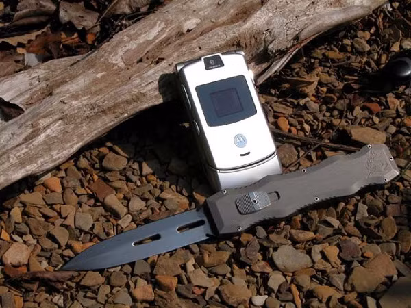 Một năm sau đó, Motorola đưa ra thị trường phiên bản điện thoại V3 nhưng với vỏ máy màu đen, theo xu hướng vẫn nhận nhiều phản hồi tích cực từ thị trường.