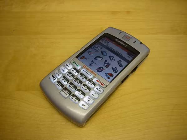 Mặc dù chỉ có màn hình 65K màu - không quá nổi bật so với các sản phẩm điện thoại cao cấp màn hình 256K màu), nhưng BlackBerry 7100 vẫn được đánh giá là một chiếc điện thoại hạng sang của năm 2005.