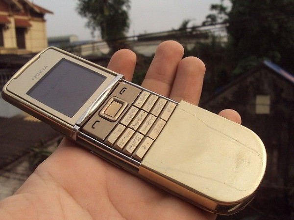 Với thân máy cấu thành từ thép không gỉ, điện thoại này có màn hình 1,7 inch cùng camera SVGA.