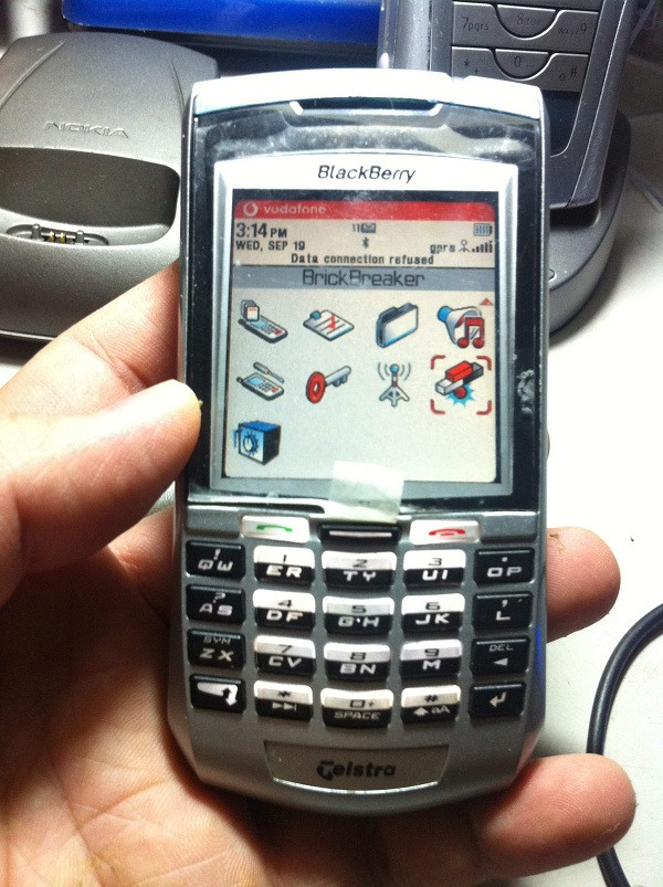 Năm 2005 là thời kỳ vàng của chiếc điện thoại cổ BlackBerry 7100 mà chỉ những người sành điệu mới sử dụng.