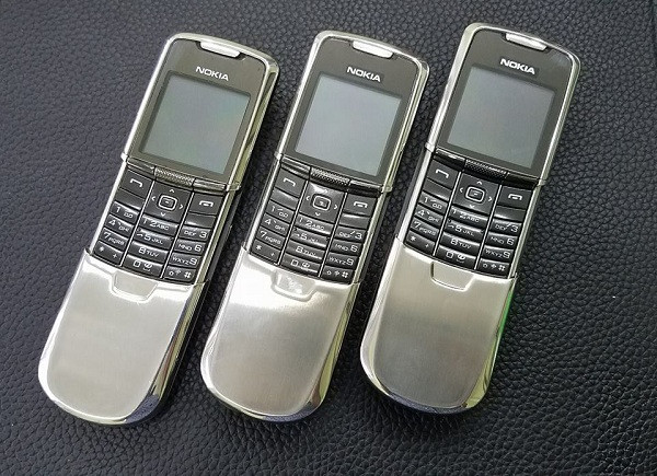 Là một trong những chiếc điện thoại nắp trượt đi đầu xu hướng điện thoại cầm tay vào năm 2005, Nokia 8800 sở hữu màn hình 256K màu.