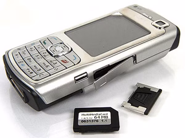 Điện thoại này sử dụng giao diện người dùng Series 60 UI trên hệ thống chip TI OMAP 220 MHz, cũng là một thiết bị kỹ thuật số hỗ trợ cá nhân (PDA) được đánh giá cao.