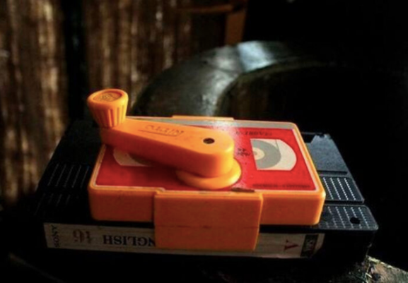 Mãi tới những năm 1970, những chiếc băng video mới len lỏi được vào từng hộ gia đình, tạo tiền đề cho ngành công nghiệp video tại gia và sự dịch chuyển, thay đổi trong ngành truyền hình và phim ảnh.