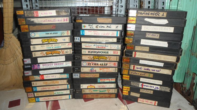 Băng video VHS được sử dụng với “đầu video” – được coi là một tài sản có giá trị trong nhà. Gia đình nào sở hữu một chiếc đầu video Nhật xịn của Panasonic hay Sony bày phòng khách thì tha hồ “oai” với hàng xóm láng giềng.