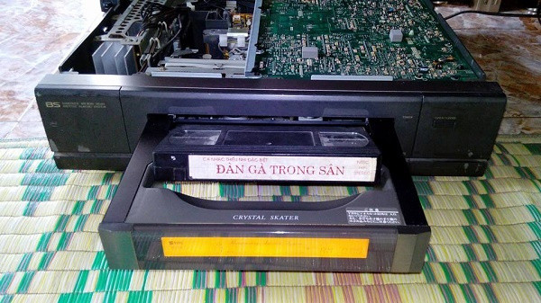 Giữa những năm 1970 và 1980, cuộc chiến định dạng trong ngành công nghiệp video giải trí tại nhà diễn ra khốc liệt. Hai tiêu chuẩn với là VHS và Betamax nhận được nhiều sự chú ý của truyền thông nhất và cuối cùng VHS là cái tên đã dành chiến thằng. Chỉ tính riêng tại Bắc Mỹ, định dạng này đã chiếm thị phần len tới 60% vào năm 1980.