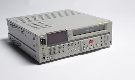 Từ cuối những năm 1990, cùng với việc phát triển kỹ thuật số và sự ra đời những kỹ thuật ghi âm, ghi hình tân kỳ hơn, như dùng đĩa CD, DVD, băng video cassette không còn được ưa chuộng nữa và dần dần chìm vào quên lãng.