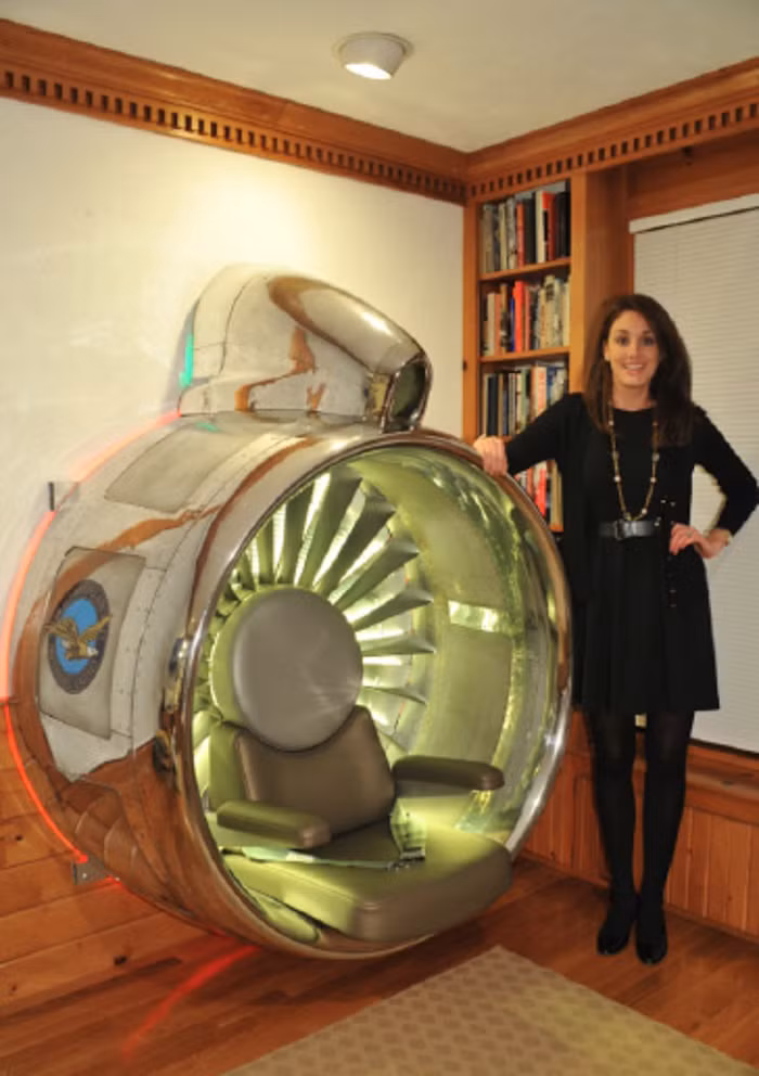 Phần chính giữa của nó là một chiếc ghế làm từ gỗ dán, được bọc đệm để tạo cảm giác êm ái khi ngồi. Nhưng quan trọng và nổi bật nhất, lại chính là khung động cơ cùng hệ thống quạt phía sau.