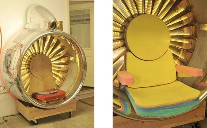 Sau khoảng thời gian dài tới vài tuần dành cho việc gò hàn, cắt xẻ, và đánh bóng, cả hai quyết định lắp đặt chiếc ghế độc đáo này vào một khoảng không gian sát tường ở trong nhà.