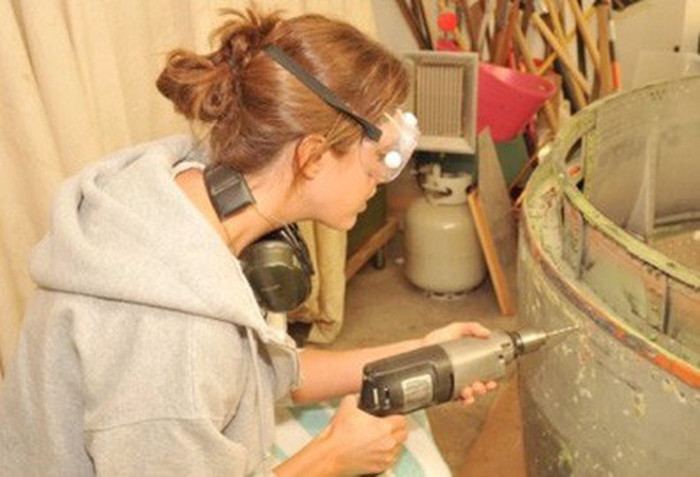 Chiếc ghế có một nút "khởi động", kích hoạt cho chiếc quạt gió tiêu chuẩn công nghiệp phía sau hoạt động.