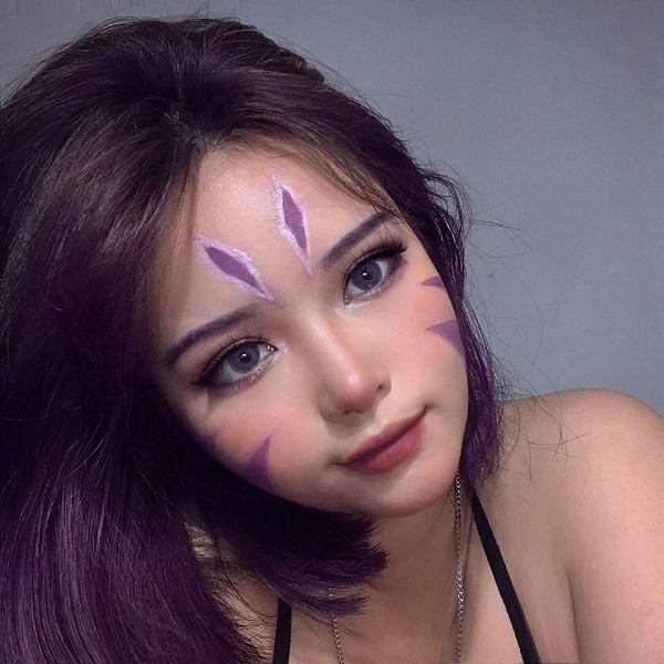 Dù đã giải thích rõ rằng chỉ có ý định make up chứ không hề cosplay, nhưng Thục Chi vẫn khiến các fan của LMHT phải "điên đảo" vì quá thu hút. Không sử dụng tới bất kỳ đạo cụ cosplay nào, với mái tóc tím, thêm vài đường nét "tha thu" đặc trưng, Thục Chi hóa thân hoàn hảo thành Ái Nữ Hư Không.