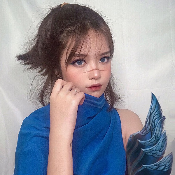 Khác với nét ma mị của Kai'Sa, nữ game thủ hóa thân thành "Đấng" Yasuo trở nên mạnh mẽ hơn nhưng vẫn không kém phần thu hút.