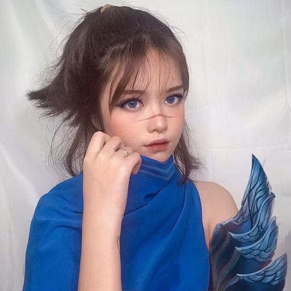 Khác với nét ma mị của Kai'Sa, nữ game thủ hóa thân thành "Đấng" Yasuo trở nên mạnh mẽ hơn nhưng vẫn không kém phần thu hút.