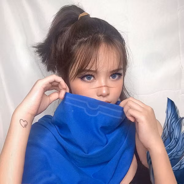 Mái tóc xõa được buộc gọn khiến cô nàng trở nên cá tính hơn và tương ứng với tính cách của nhân vật mà mình "nhập vai".