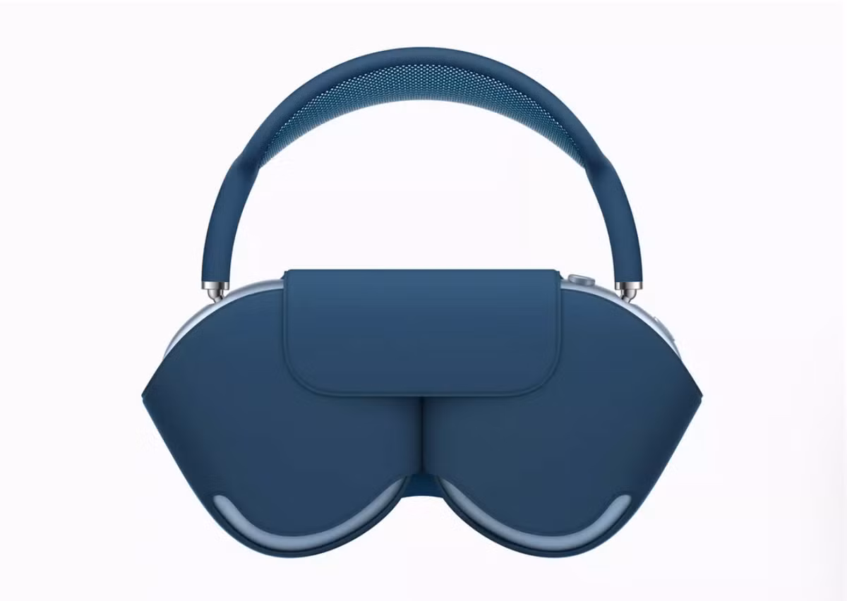 Hộp đựng được bao gồm khi mua Airpods Max. Apple cho biết đây là một "Smart Case mỏng, mềm mại, đặt AirPods Max ở trạng thái năng lượng cực thấp giúp bảo toàn tuổi thọ pin khi không sử dụng". Tuy nhiên, điều đáng bàn ở đây là thiết kế gây tranh cãi của nó.