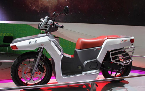 Sản xuất phục vụ cho các nước đang phát triển như Ấn Độ, nơi mà xe máy vẫn là phương tiện chuyên chở chính của người dân, RNT có khá nhiều không gian để chứa, treo đồ.