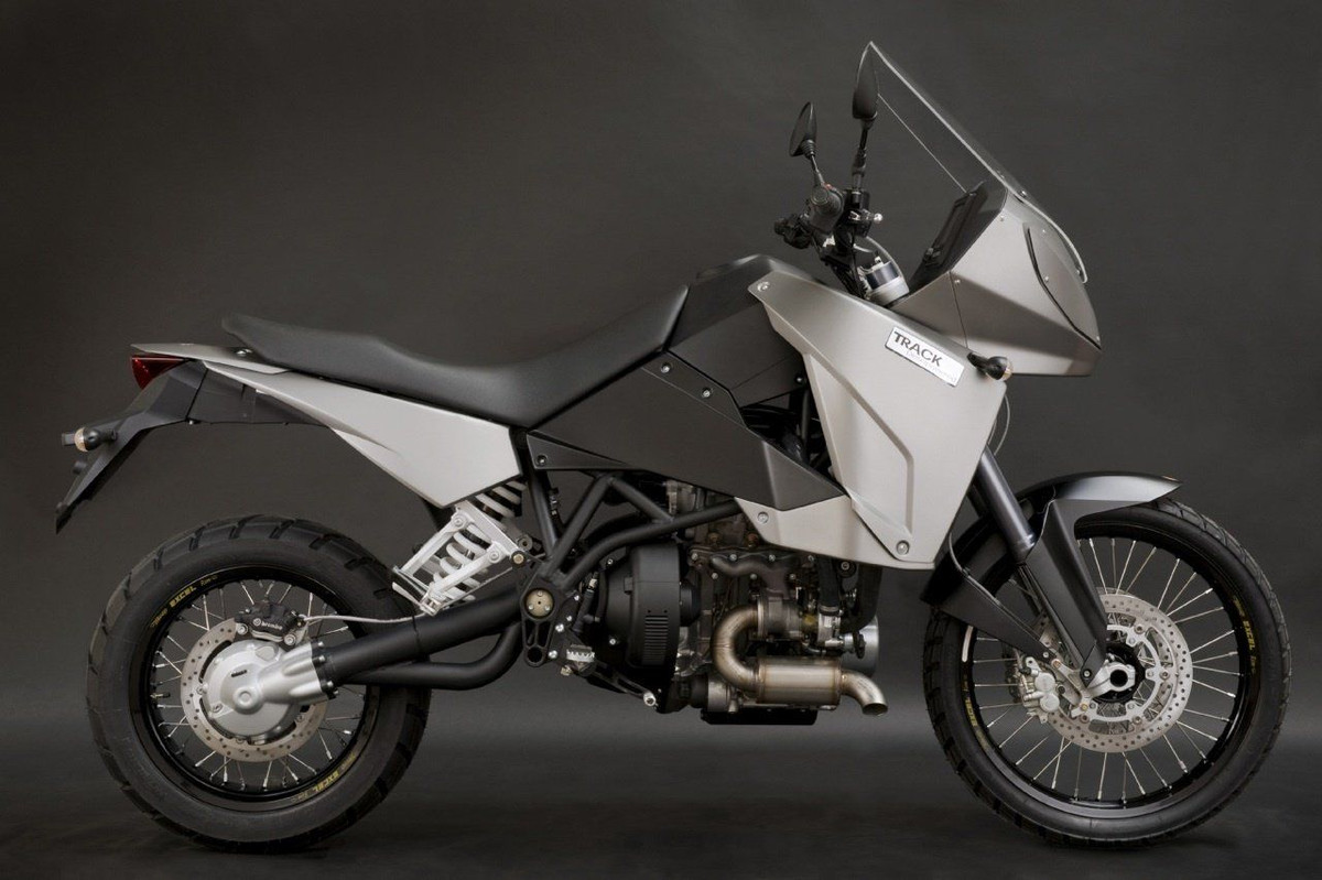 Track T-800CDI là chiếc môtô máy dầu có thiết kế hiện đại và phong cách nhất. Nó có công suất khá ấn tượng 45 mã lực và mô-men xoắn đặc biệt khủng 105Nm – gần bằng KIA Morning bản 1.0L.