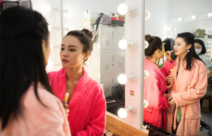 Sự phát triển của các ứng dụng như Lai Feng và những người thích live-streaming trên chúng đã tạo ra một ngành công nghiệp dựa trên công nghệ Internet mới tại Trung Quốc. REDO Media hiện có khoảng 3.000 ngôi sao Internet trong hồ sơ của mình trên khắp Trung Quốc, rất nhiều trong số họ chọn live-stream như một nghề toàn thời gian của mình.