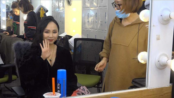 Rất nhiều live-streamer làm việc cho các công ty như REDO Media có mục tiêu trở thành một người nổi tiếng ngoài đời thực và rồi làm việc cho các kênh truyền hình. Tuy nhiên, với nhiều người, chỉ cần làm nghề này thôi cũng đủ hấp dẫn. Công việc nhẹ nhàng, giờ giấc thoải mái, trong khi ở ngoài kia là sự khắc nghiệt của thị trường việc làm đầy cạnh tranh của quốc gia tỷ dân.