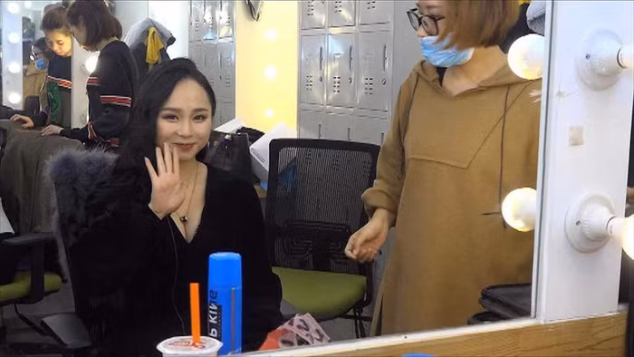 Rất nhiều live-streamer làm việc cho các công ty như REDO Media có mục tiêu trở thành một người nổi tiếng ngoài đời thực và rồi làm việc cho các kênh truyền hình. Tuy nhiên, với nhiều người, chỉ cần làm nghề này thôi cũng đủ hấp dẫn. Công việc nhẹ nhàng, giờ giấc thoải mái, trong khi ở ngoài kia là sự khắc nghiệt của thị trường việc làm đầy cạnh tranh của quốc gia tỷ dân.