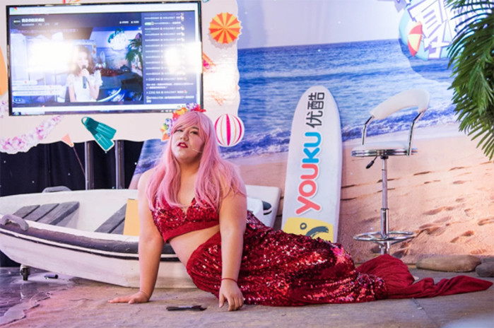 Người đàn ông này đang thực hiện “livestream” tới hàng nghìn người xem cho một show trên Internet với tên gọi I Am Your Hawaii Girl tại trụ sở của một công ty Bắc Kinh có tên REDO Media. Công ty này tự nhận mình là đơn vị quản lý các ngôi sao live-stream lớn nhất Trung Quốc.