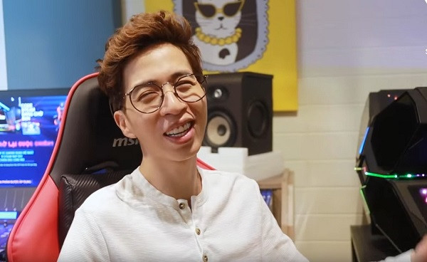 Với kênh YouTube đạt nút vàng, lượng người theo dõi khủng, ViruSs Đặng Tiến Hoàng sở hữu mức thu nhập cũng không phải dạng vừa. Anh từng đầu tư vào bất động sản, có công ty riêng chi nhánh ở nước ngoài,...