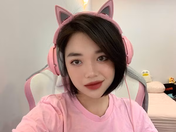 Nổi tiếng trong làng eSport, Youtube Việt, Linh Ngọc Đàm được nhiều người yêu thích bởi nhan sắc xinh đẹp, lối nói chuyện tự nhiên. Ở tuổi 23, ít ai biết rằng Linh Ngọc Đàm sở hữu khối tài sản khủng cỡ nào.