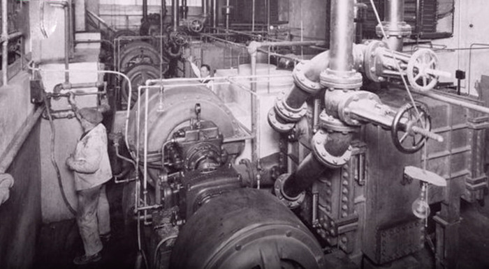 Tuy nhiên, hệ thống điều hòa không khí đầu tiên có kích thước rất lớn, cực kỳ tốn kém và rất nguy hiểm do dùng amoniac làm chất sinh hàn, đây là một loại hợp chất có độc tính cao.