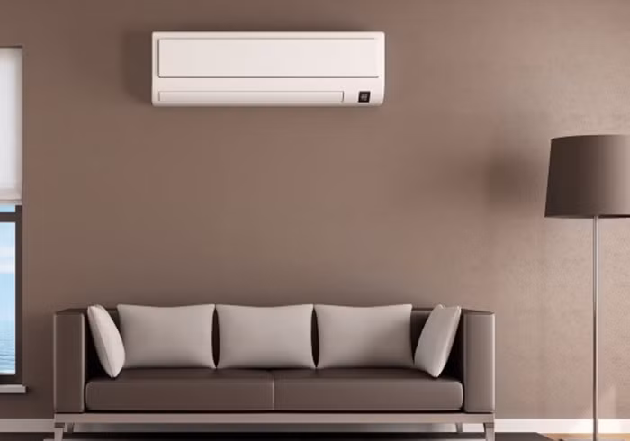 Cho tới gần đây nhất là công nghệ máy lạnh inverter. Đây là thế hệ máy lạnh sử dụng công nghệ biến tần nhằm thay đổi tần số máy nén để đạt được nhiệt độ mong muốn với biên độ nhiệt tối thiểu, từ đó tiết kiệm điện năng tiêu thụ. Đây là dạng điều hoà đang được sử dụng rộng rãi nhất hiện nay.