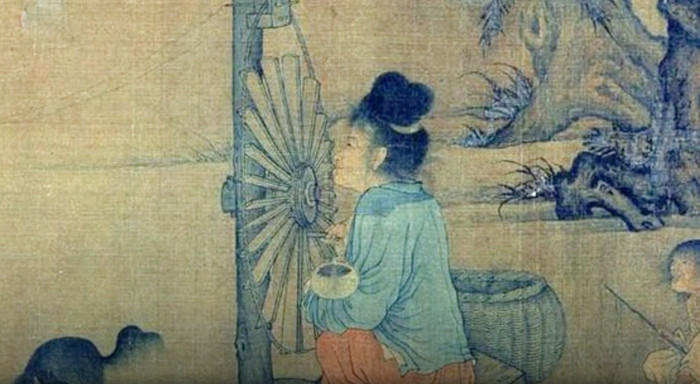 Thế kỷ thứ 2 thời Hán tại Trung Quốc, nhà phát minh Đinh Hoãn đã chế tạo ra quạt máy để làm mát không khí. Đây là hệ thống gồm 3 bánh xe có đường kính 3 mét và được quay bằng tay để tạo ra luồng gió. Vào năm 747, vua Đường Huyền Tông (712-762) đã dùng một tháp làm mát lắp trong cung điện mang tên Lượng Thiên.