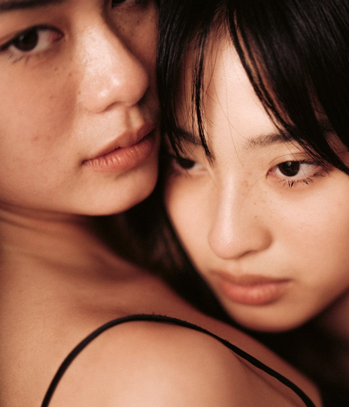 Fujifilm XF 50mm f/1.0 sử dụng tổng cộng 12 thấu kính và xếp trong 9 nhóm riêng biệt. Trong đó, một thấu kính phi cầu cho phép hạn chế sự biến dạng cầu sai, giúp tạo ra hình ảnh với độ sắc nét và độ chính xác cao. Hai thấu kính phân tán cực thấp sẽ làm giảm hiện tượng viền màu và quang sai màu, giúp tăng độ rõ nét và độ chính xác màu.