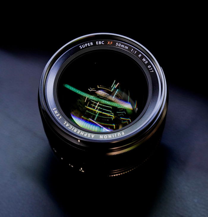 XF 50mm f/1.0 R WR không giống các ống kính f/1.0 thông thường khác. Bằng cách kết hợp khả năng lấy nét tự động của máy ảnh Mirrorless và động cơ lấy nét DC trên ống kính giúp mang lại hiệu suất lấy nét nhanh chóng, mượt mà và chính xác.