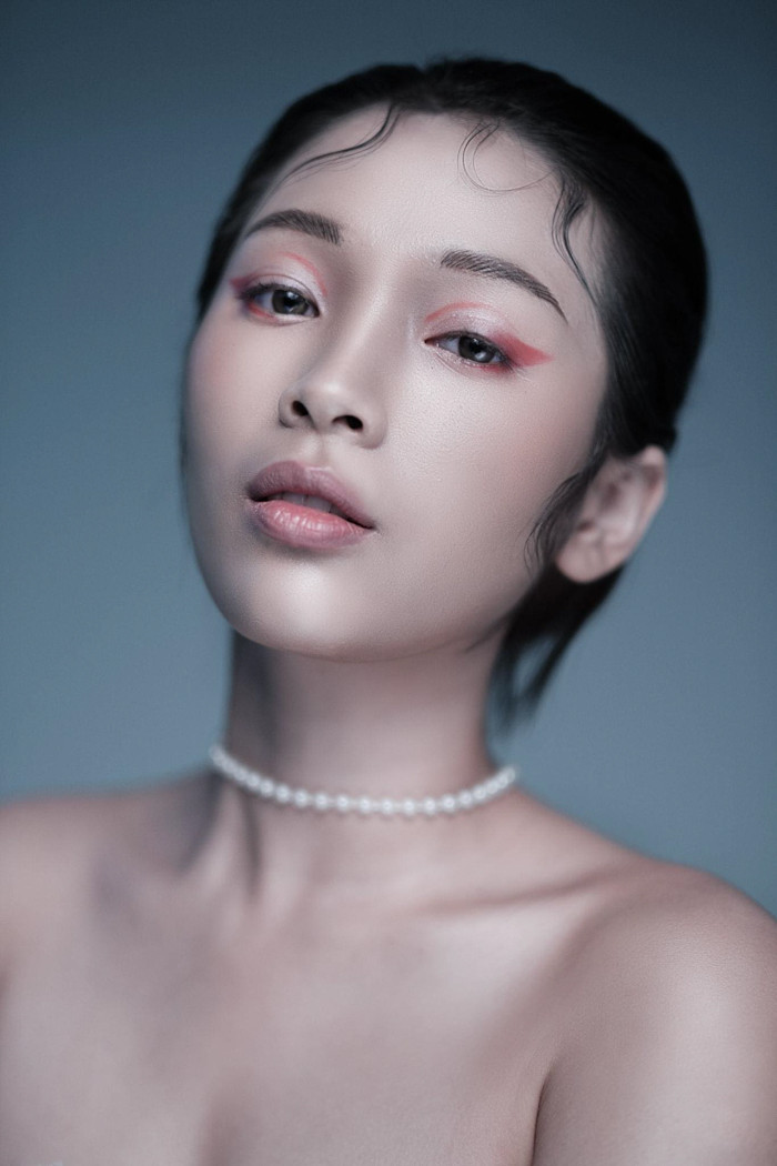 Ống kính cho góc nhìn tương đương với tiêu cự 85mm trên hệ máy Full-frames, tốc độ lấy nét siêu nhanh, màu sắc được kiểm soát tốt, khẩu độ lớn F/1.0, Bokeh đẹp mịn màng... khiến XF 50mm F/1.0 trở thành ông vua chân dung mới.