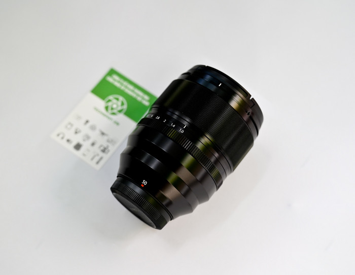 Hiện nay, chiếc ống kính vua chân dung này đã xuất hiện những chiếc đầu tiên tại Hà Nội.