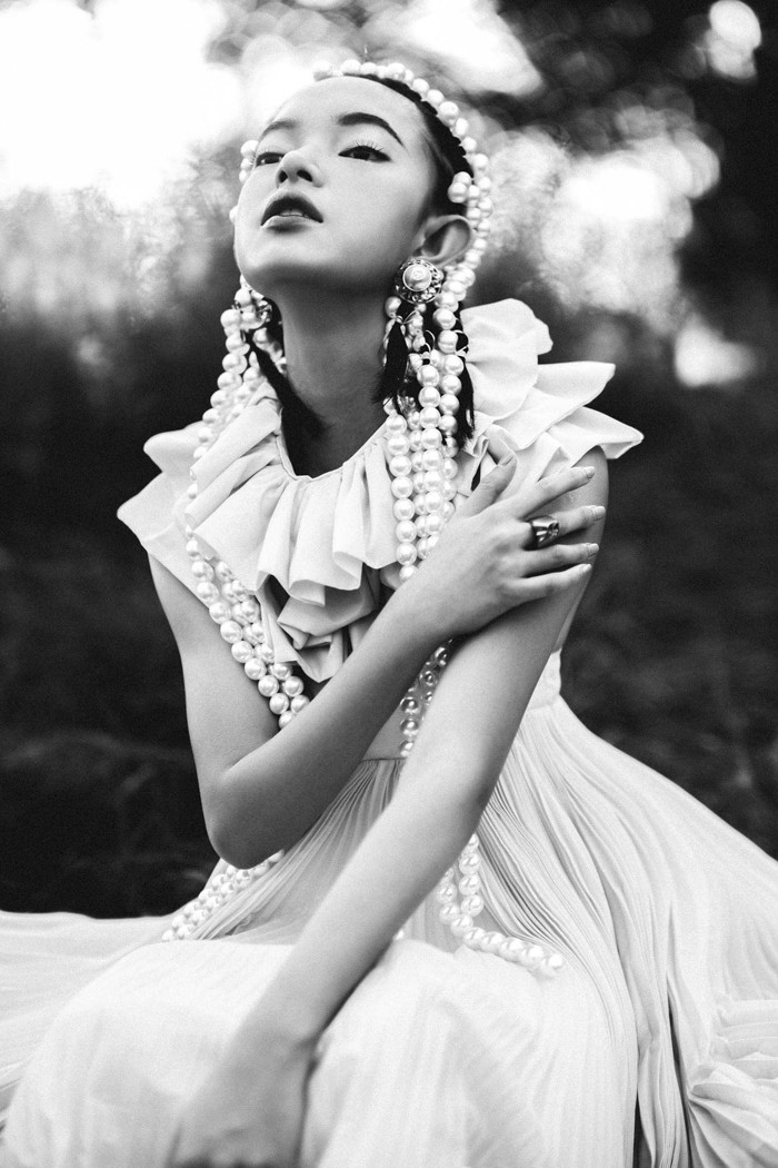 Lần đầu tiên Fujifilm trang bị cho ống kính của mình khẩu độ siêu lớn F/1.0. Với khẩu độ này, môi trường ánh sáng yếu cũng không làm khó được các nhiếp ảnh gia. Bên cạnh đó, nó cung cấp khả năng kiểm soát độ sâu trường ảnh một cách ấn tượng, cho phép tách biệt chủ thể với môi trường xung quanh.