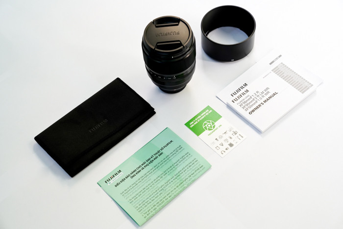 Sở hữu khẩu độ tối đa lên tới F/1.0, chiếc ống kính này mang lại sự vượt trội trong điều kiện thiếu sáng và cũng cung cấp khả năng kiểm soát độ sâu trường ảnh ấn tượng.