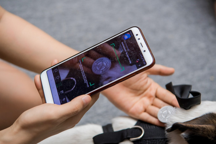 Mỗi tấm thẻ này có một mã QR Code, người nuôi khi tải ứng dụng PetsPort thì thú nuôi sẽ có riêng một mã này để định danh.