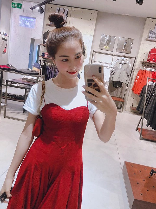 Nữ ca sĩ thường xuyên khoe ảnh đi shopping, đi chơi, café cùng bạn bè hay check-in tại nhà cùng chiếc điện thoại này. Ảnh: Instagram NV