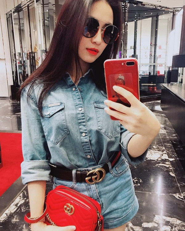 Chiếc điện thoại này cũng theo cô đến mọi “cuộc chơi” trong thời gian dài, đủ thấy Hòa Minzy mê iPhone đến thế nào. Ảnh: Instagram NV