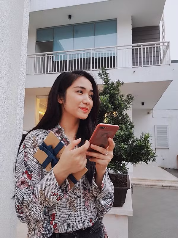 Vào thời điểm iPhone 8 Plus phiên bản Red được lên kệ và gây sốt cộng đồng fan Táo khuyết, Hòa Minzy cũng nhanh chóng sở hữu. Ảnh: Instagram NV