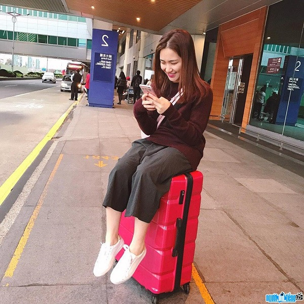 Trước đó, Hòa Minzy nhiều lần bị bắt gặp sử dụng các dòng điện thoại đời cũ hơn của Apple. Ảnh: Người nổi tiếng