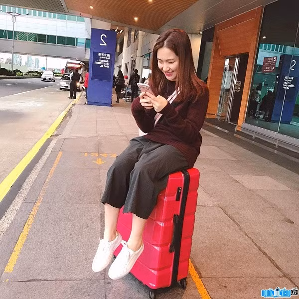 Trước đó, Hòa Minzy nhiều lần bị bắt gặp sử dụng các dòng điện thoại đời cũ hơn của Apple. Ảnh: Người nổi tiếng