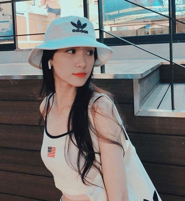 Ngoài smartphone, giọng ca “Rời bỏ” còn mê tít các phụ kiện công nghệ khác của hãng này, như tai nghe không dây Airpods bản 2018 thiết kế nhỏ gọn, tiện dụng mà cô nàng có thể đem theo trong mọi chuyến lưu diễn, công tác hay du lịch. Ảnh: FBNV