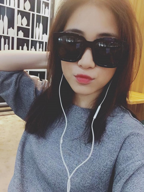 Vào thời điểm Airpods không dây chưa ra mắt, Hòa Minzy lựa chọn tai nghe có dây Apple. Ảnh: FBNV