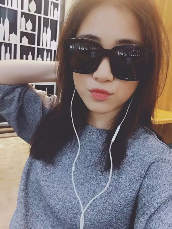 Vào thời điểm Airpods không dây chưa ra mắt, Hòa Minzy lựa chọn tai nghe có dây Apple. Ảnh: FBNV